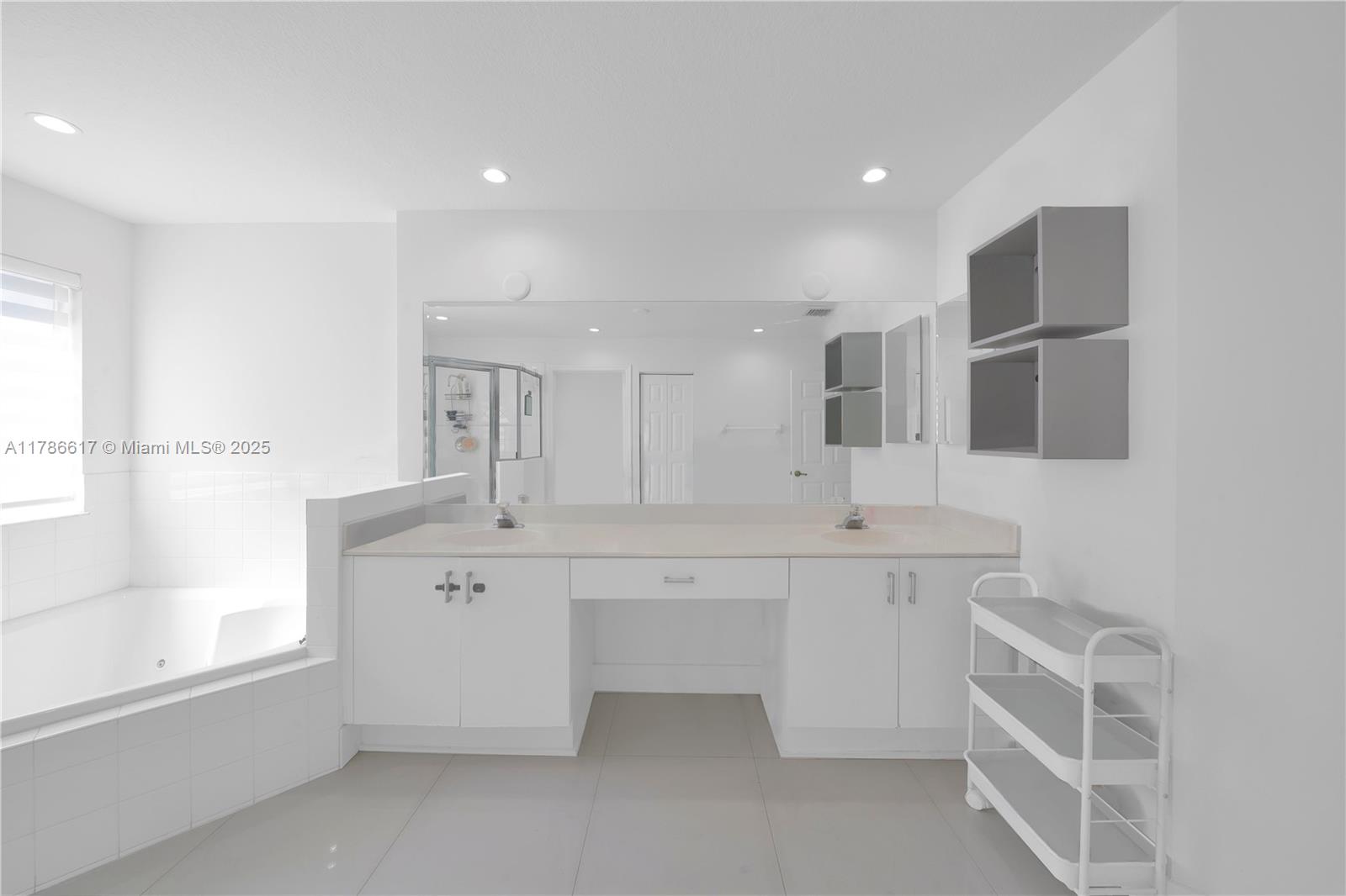 6694 NW 107th Pl Doral, FL 33178