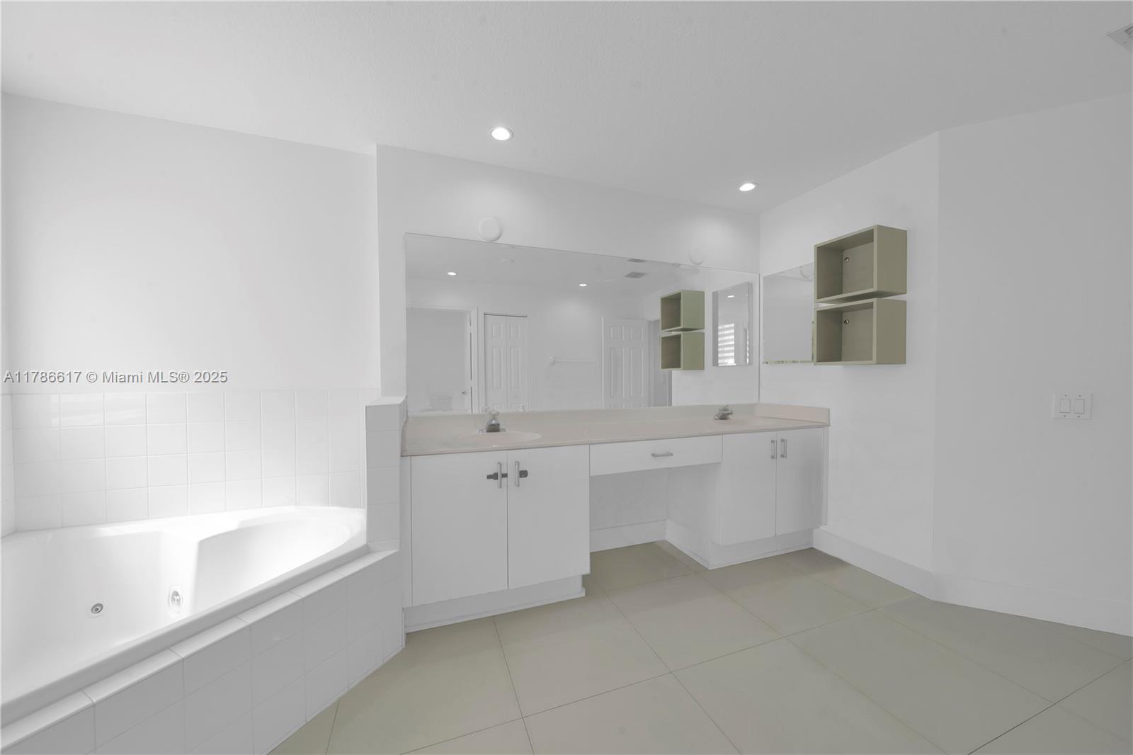 6694 NW 107th Pl Doral, FL 33178