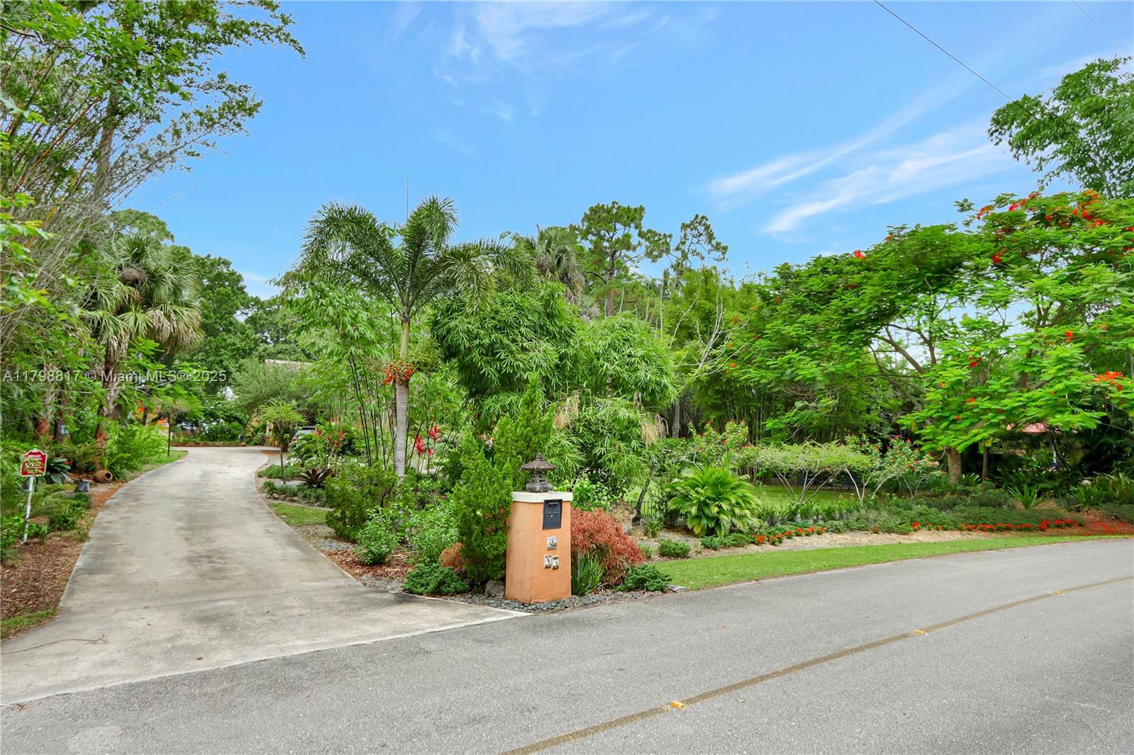 95 E Westwood Cir E West Palm Beach, FL 33411