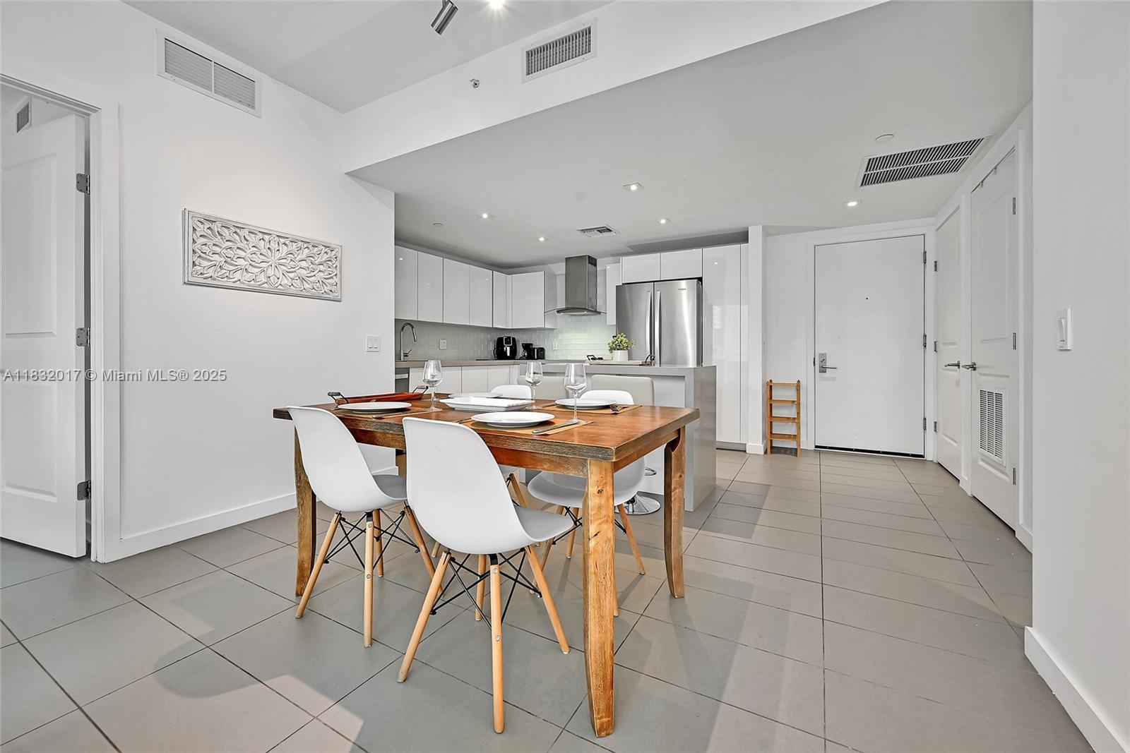 image Canvas Condominium9