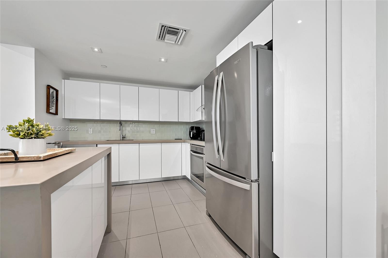 image Canvas Condominium7