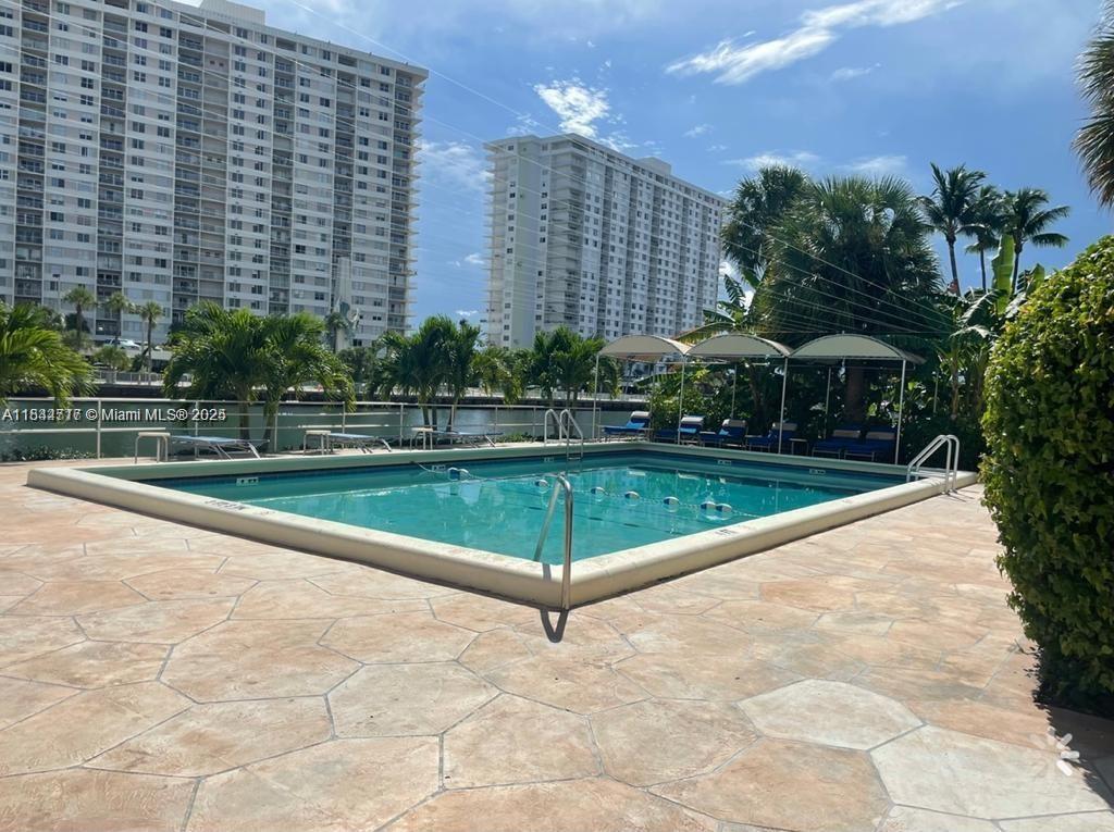 220 Kings Pt Dr #105
