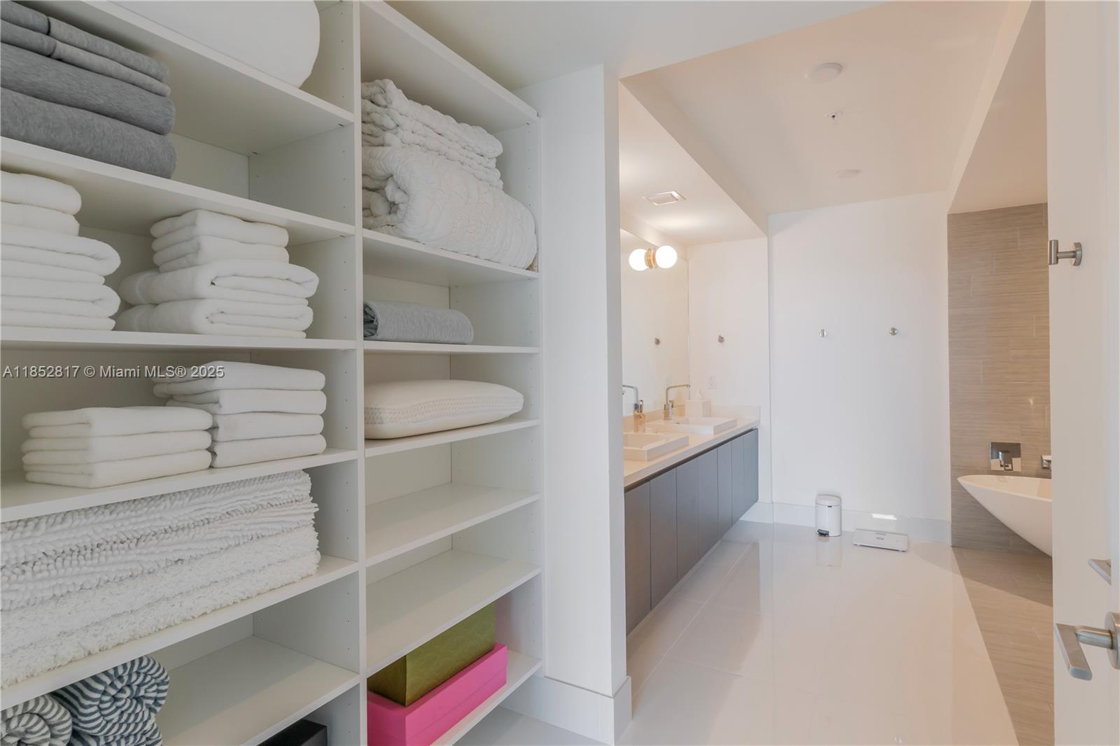 image PARQUE TOWERS CONDO13