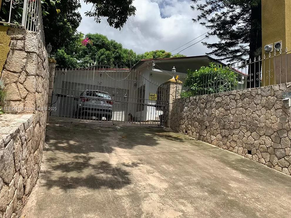 00 Stony Hill, Kingston