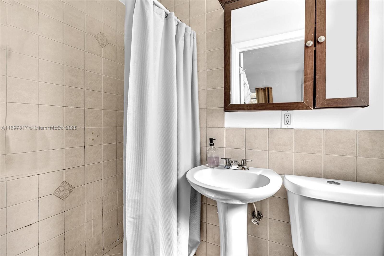 836 W 40th St #1 Miami Beach, FL 33140