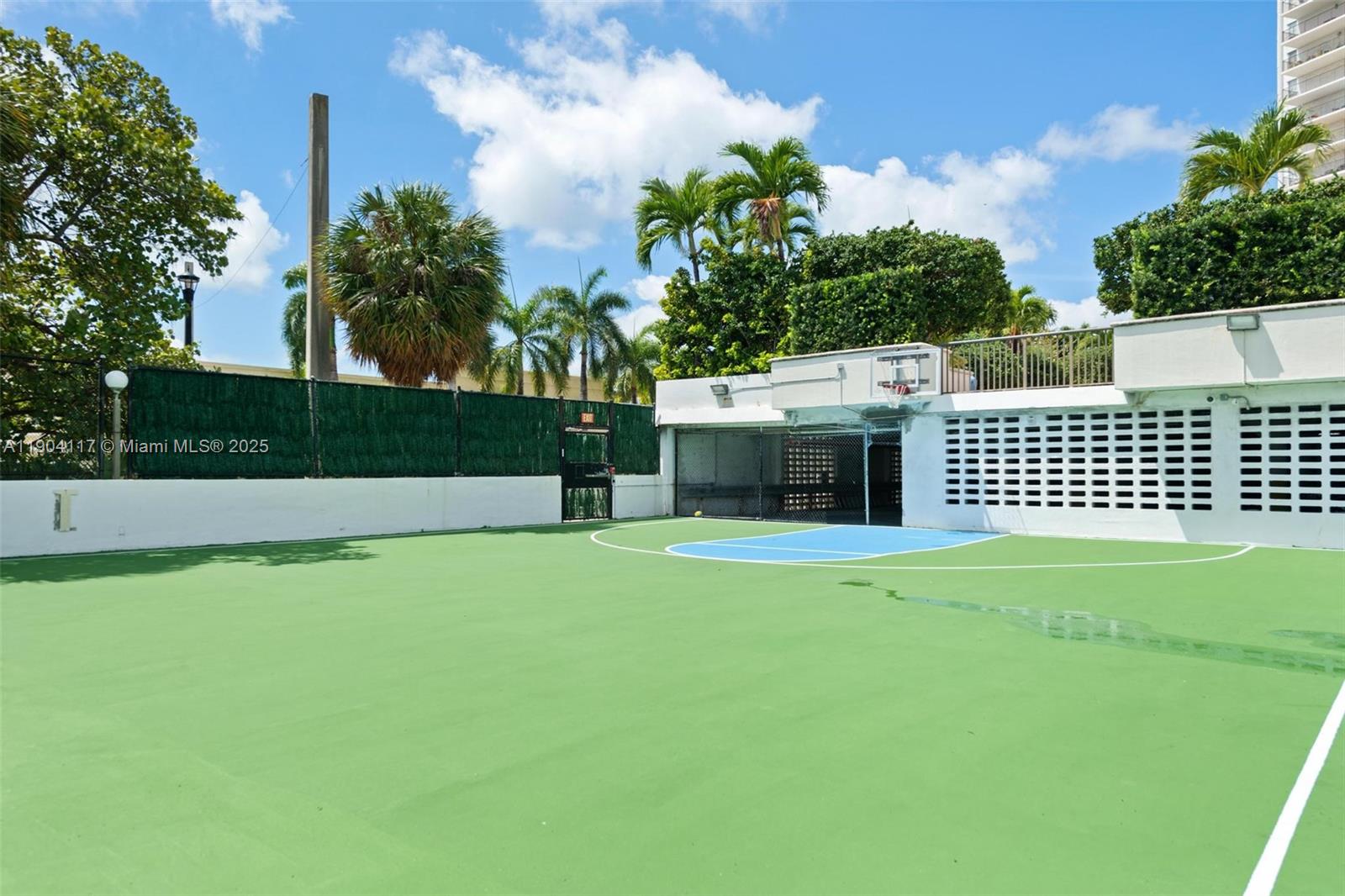 4101 Pine Tree Dr #707 Miami Beach, FL 33140