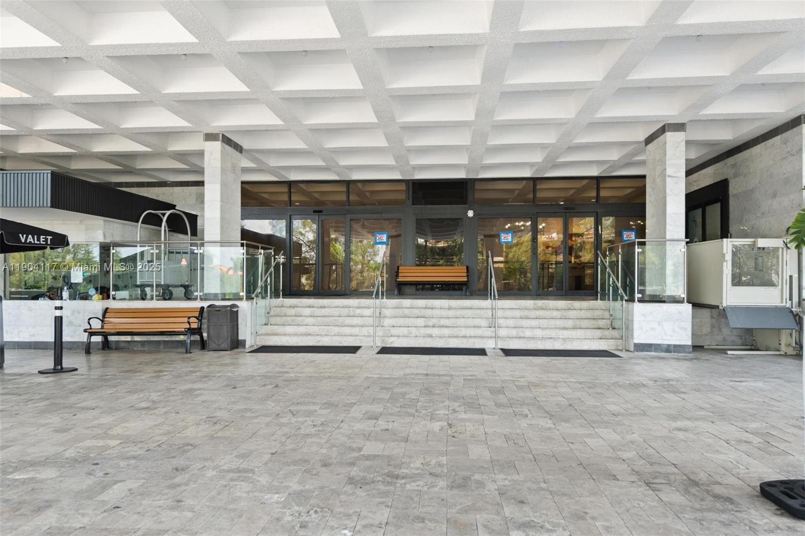 4101 Pine Tree Dr #707 Miami Beach, FL 33140