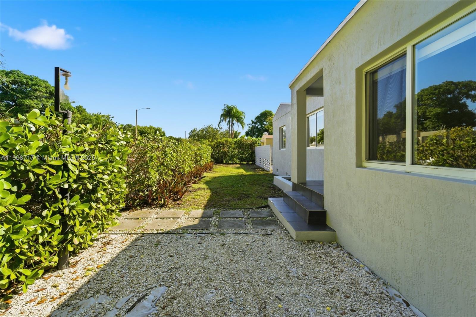 570 NW 49th St Miami, FL 33127