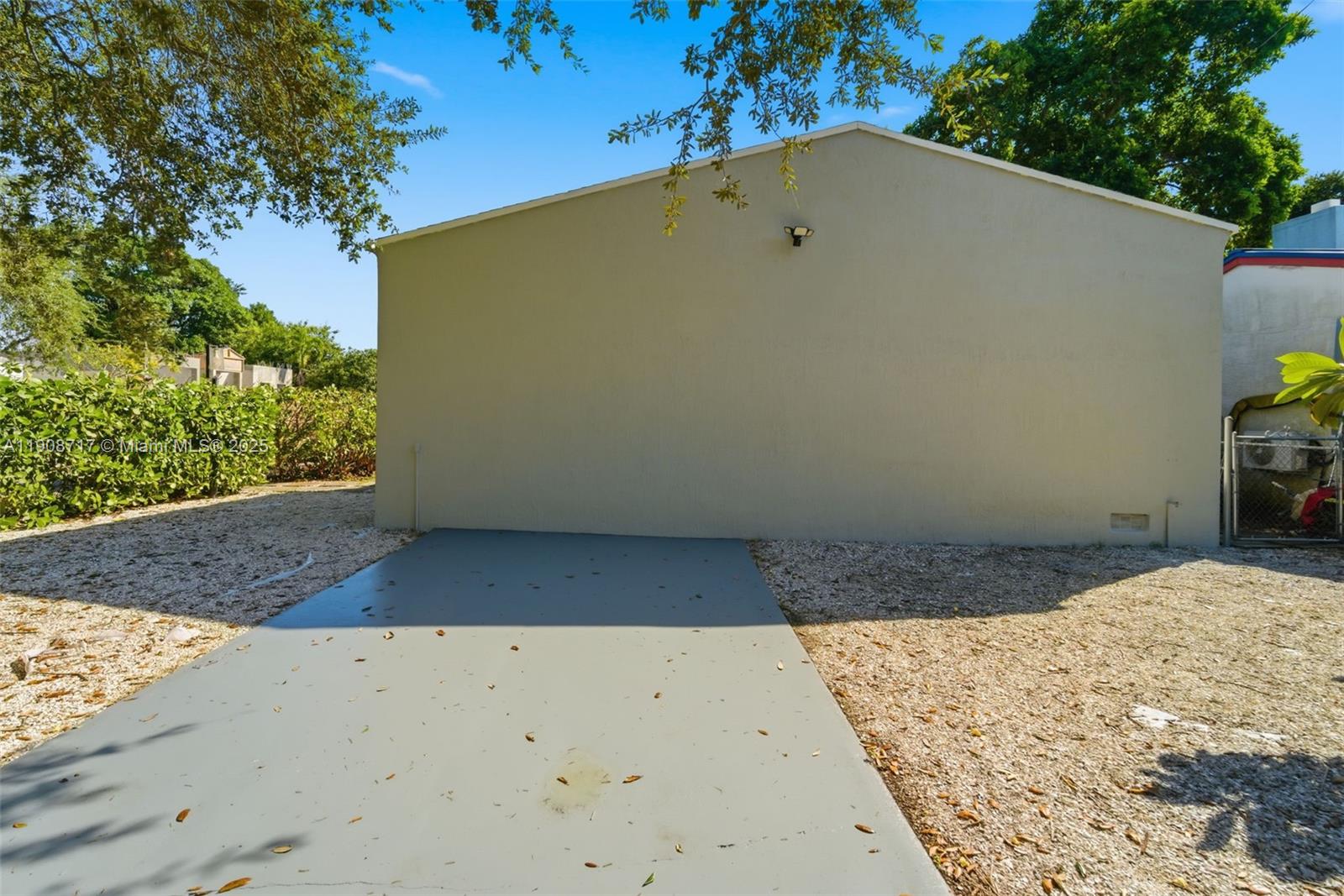 570 NW 49th St Miami, FL 33127