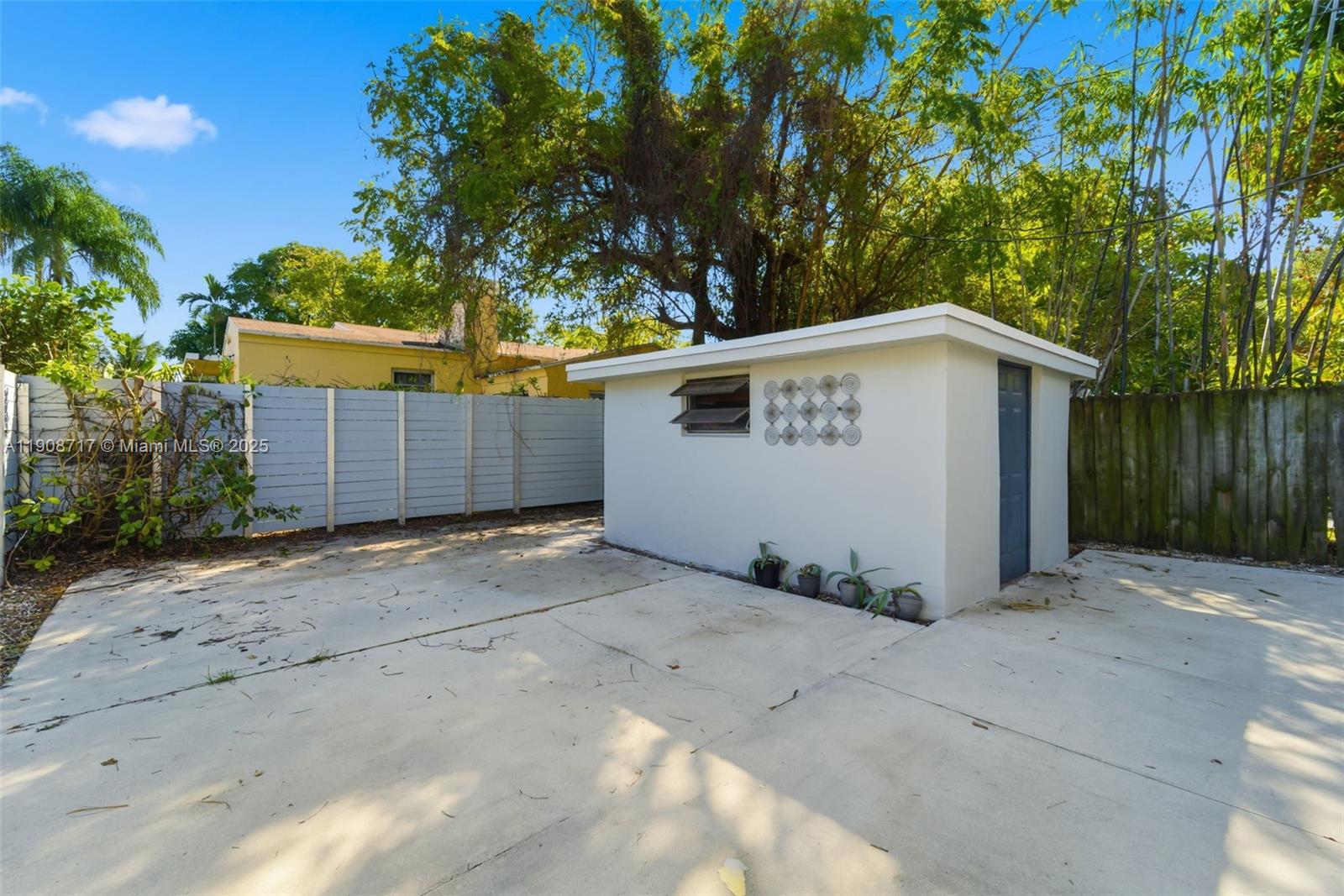 570 NW 49th St Miami, FL 33127