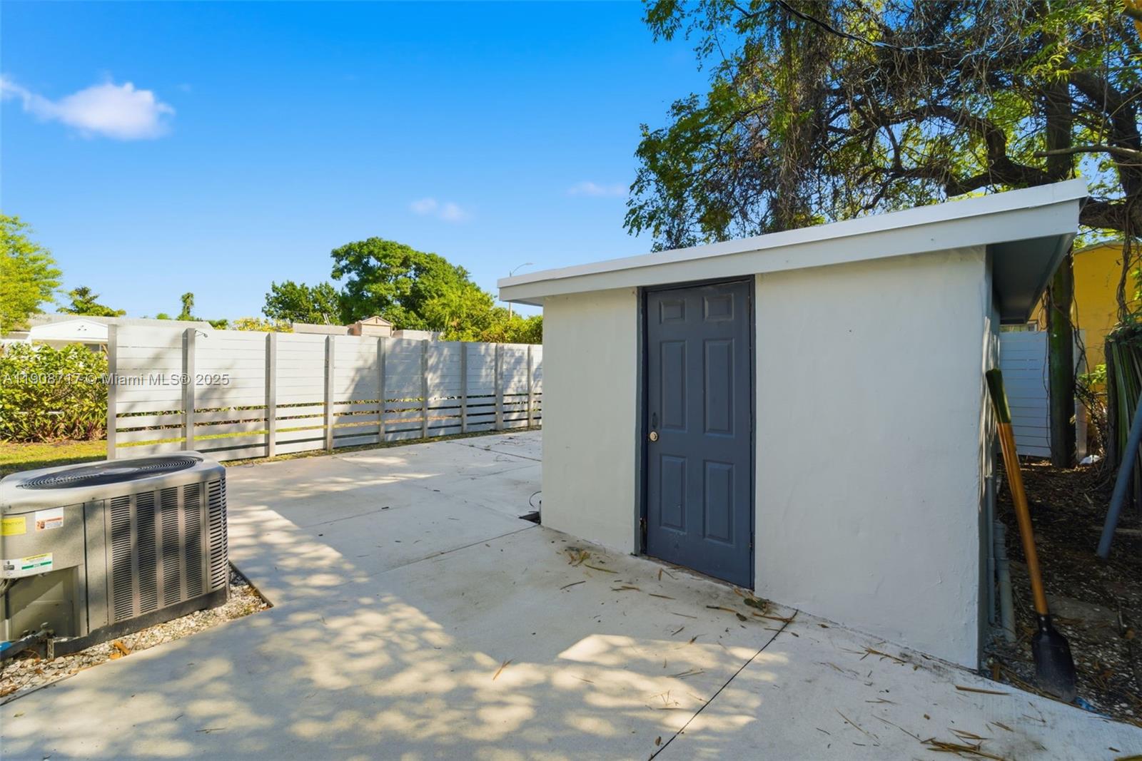 570 NW 49th St Miami, FL 33127