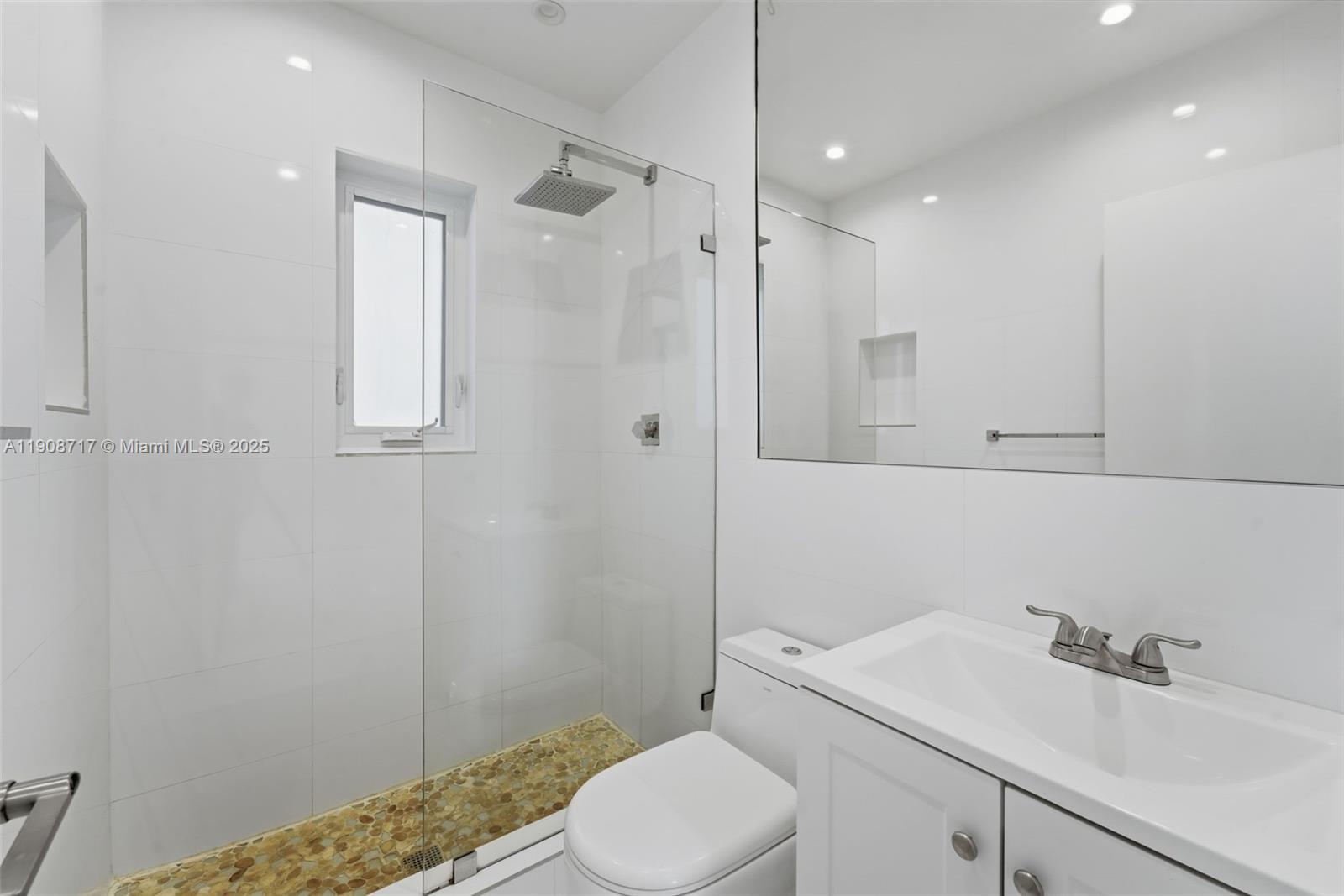 570 NW 49th St Miami, FL 33127