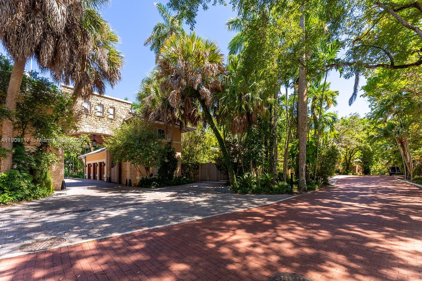 3585 Anchorage Way Miami, FL 33133