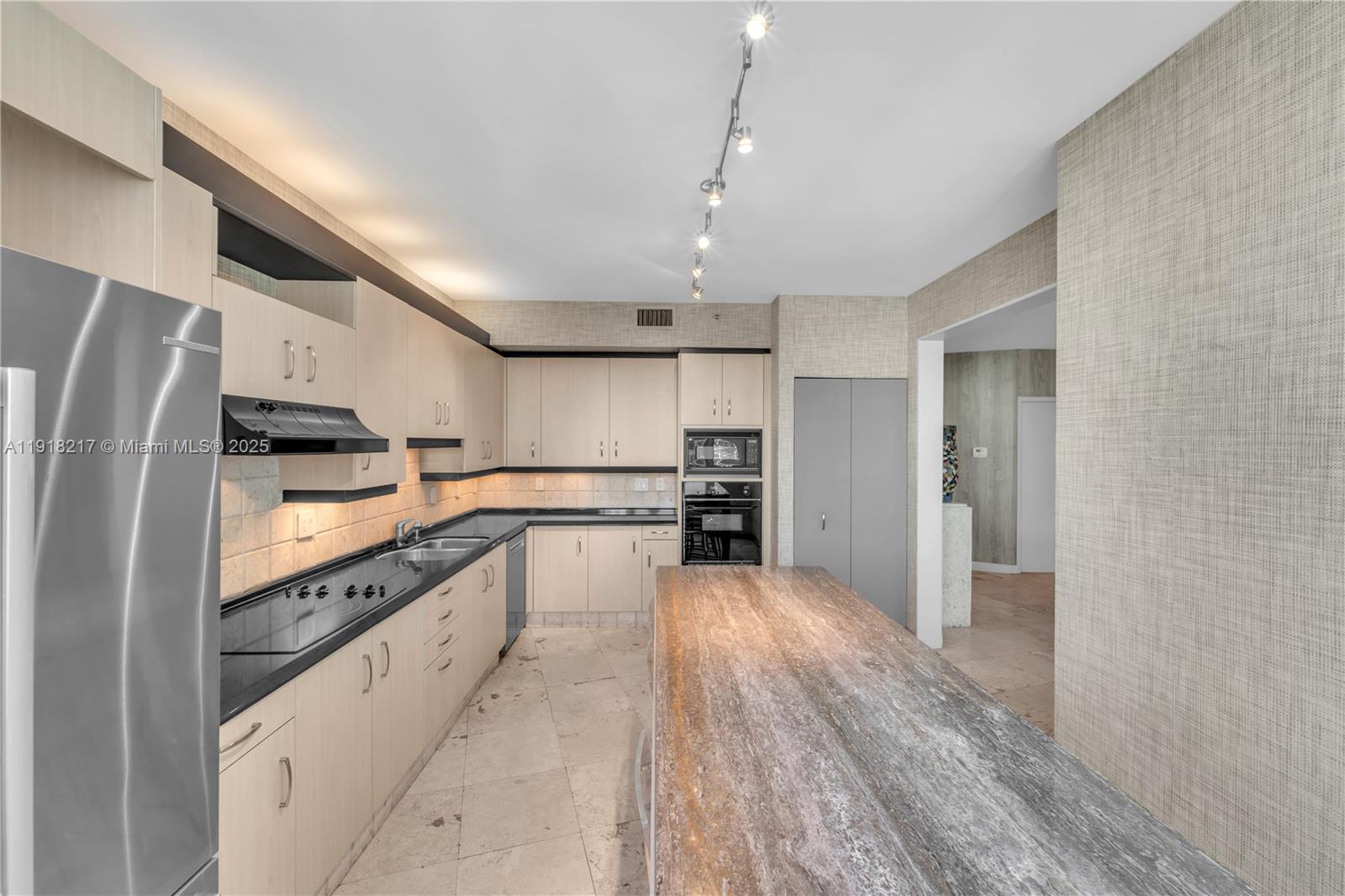 300 S Pointe Dr #906 Miami Beach, FL 33139