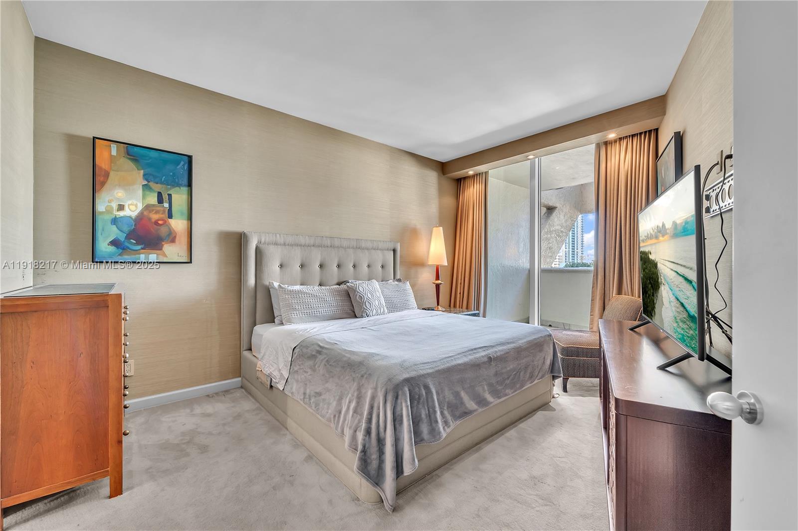 300 S Pointe Dr #906 Miami Beach, FL 33139