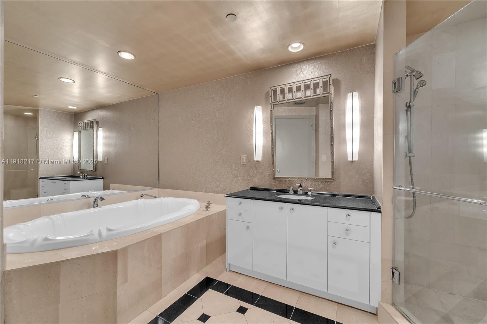 300 S Pointe Dr #906 Miami Beach, FL 33139