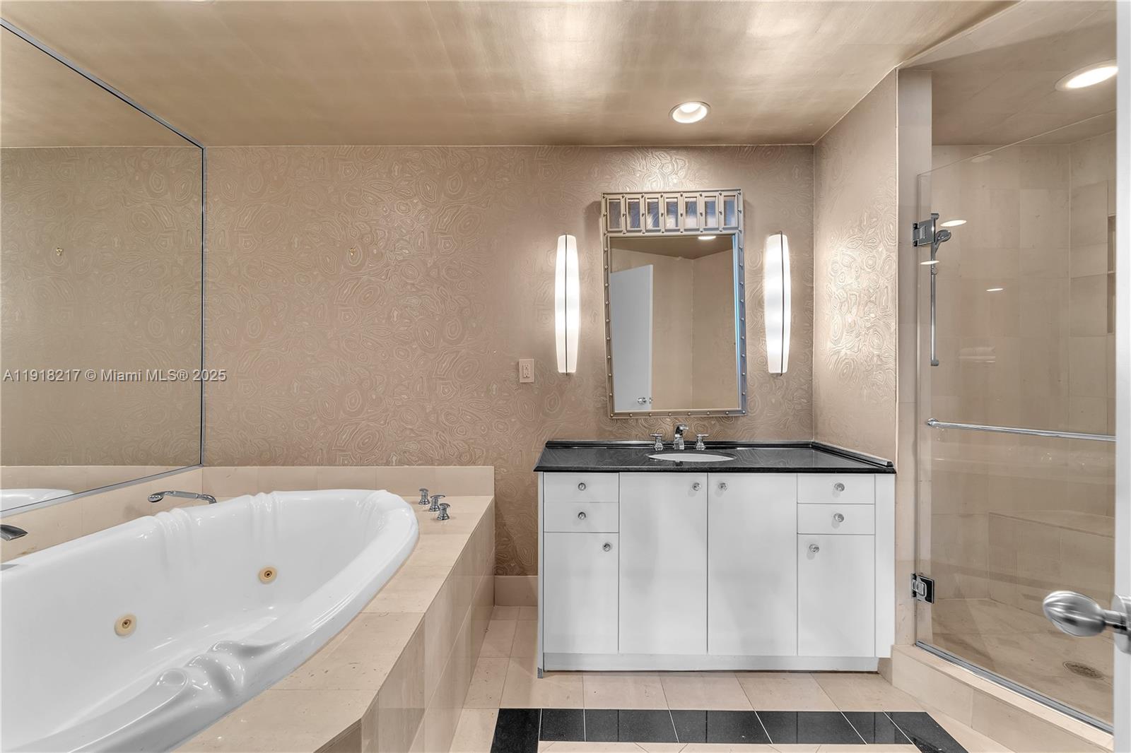 300 S Pointe Dr #906 Miami Beach, FL 33139