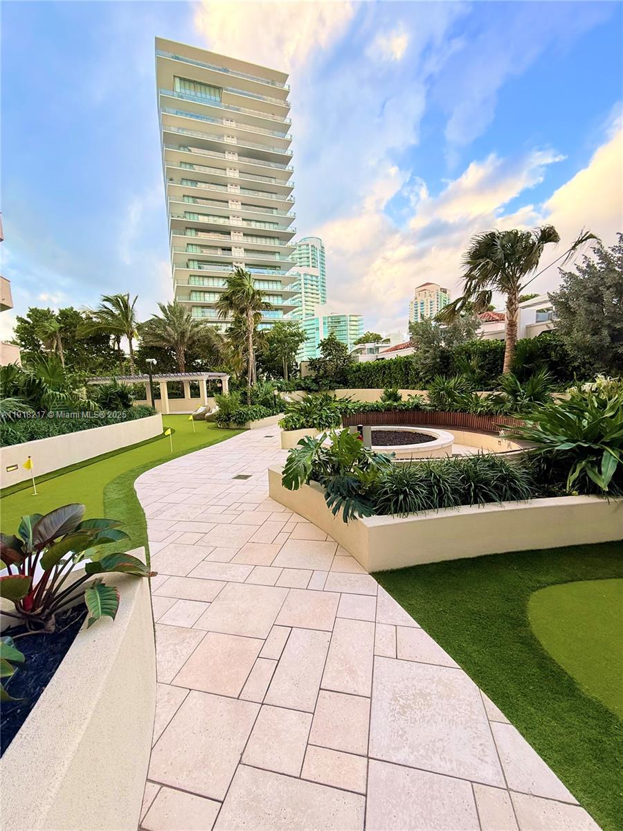 300 S Pointe Dr #906 Miami Beach, FL 33139