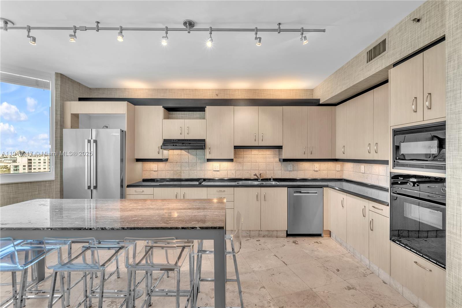 300 S Pointe Dr #906 Miami Beach, FL 33139