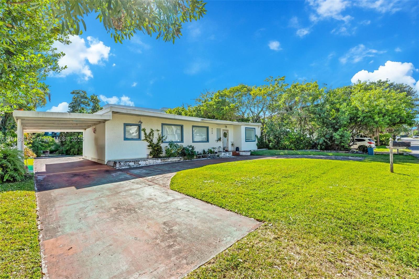 242 189th St Sunny Isles Beach, FL 33160