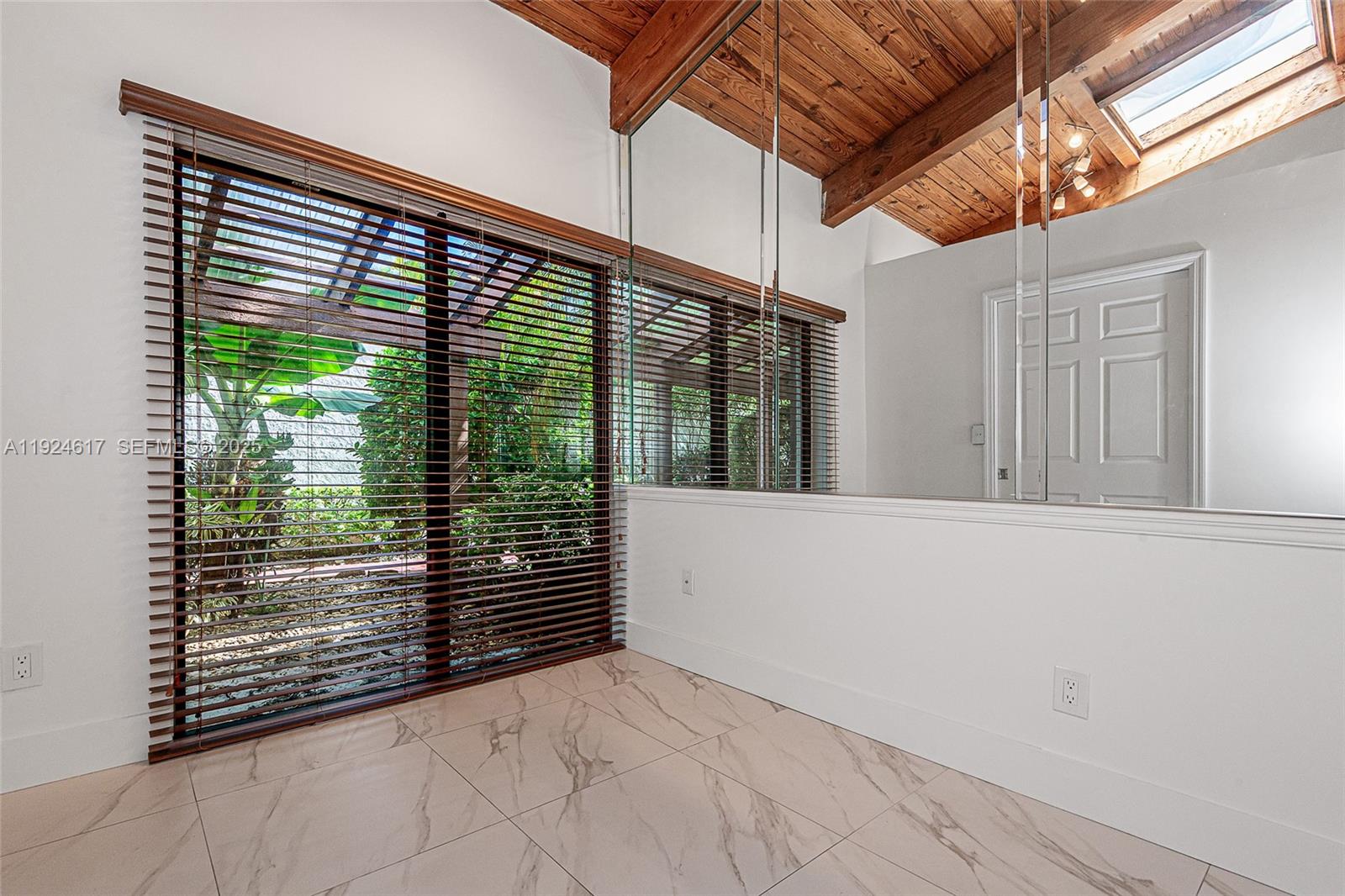 2621 S Parkview Dr Hallandale Beach, FL 33009