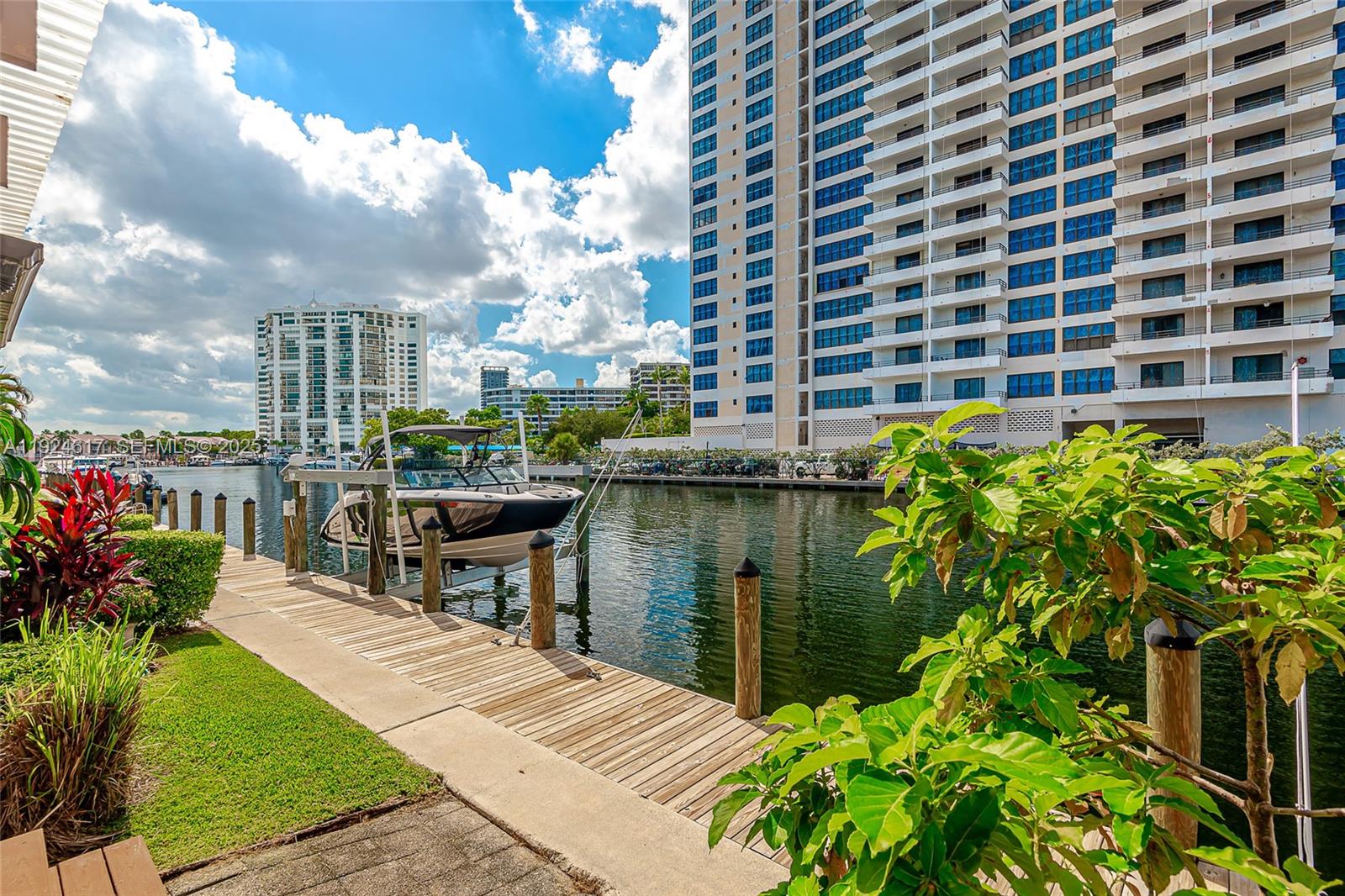 2621 S Parkview Dr Hallandale Beach, FL 33009