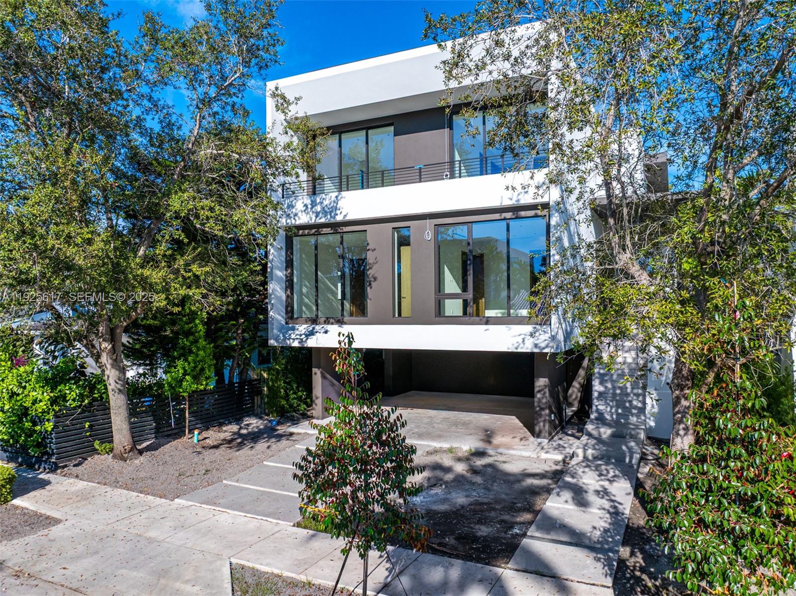 3551 Crystal Ct Miami, FL 33133