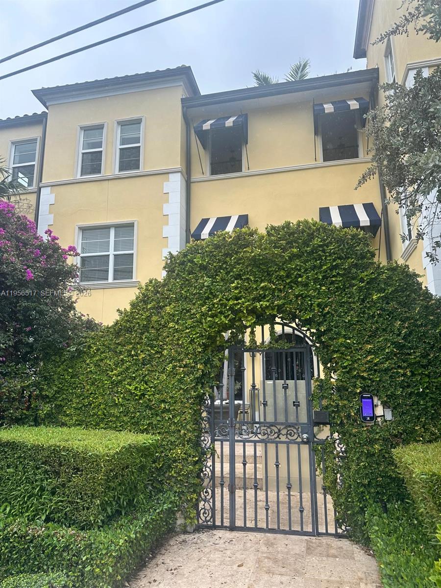 4812 Pine Tree Dr #105