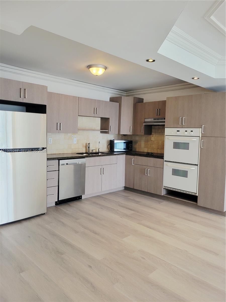 19380 Collins Ave #1402