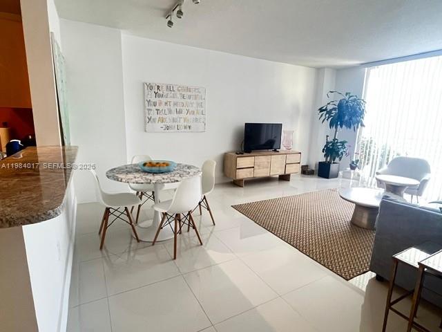 image The Venture at Aventura2