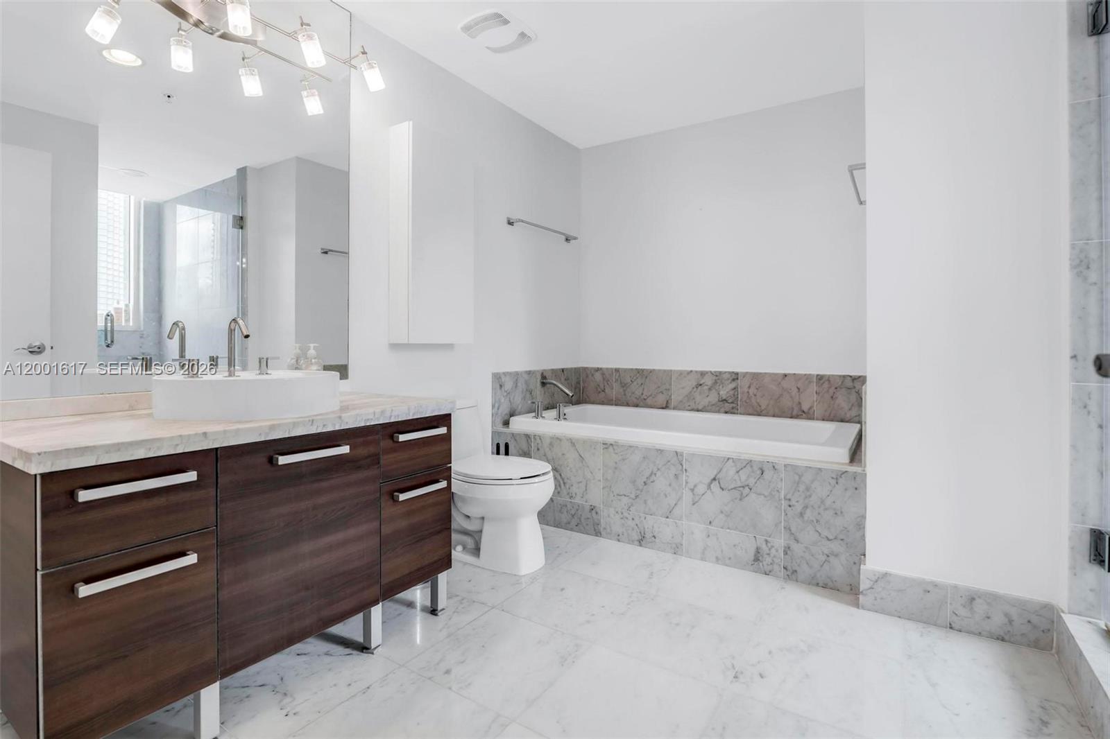 253 NE 2nd St #1608 Miami, FL 33132