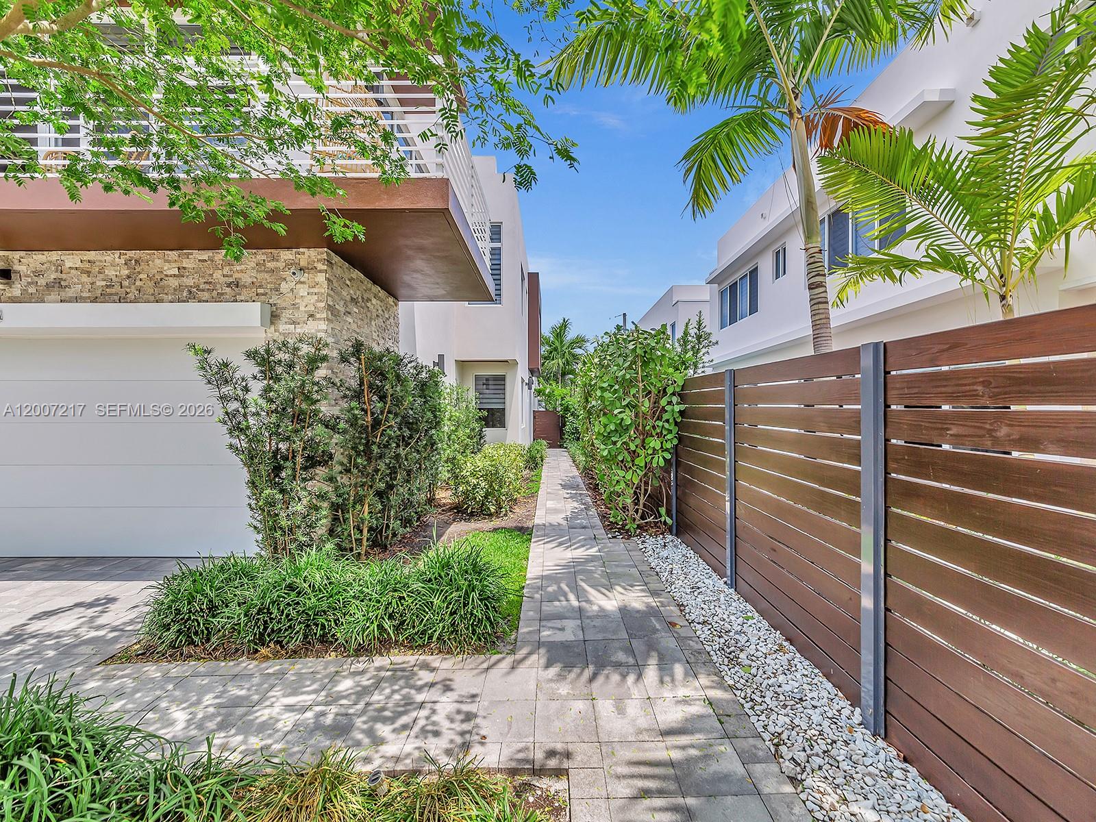 1808 Coral Rdg Dr Fort Lauderdale, FL 33305