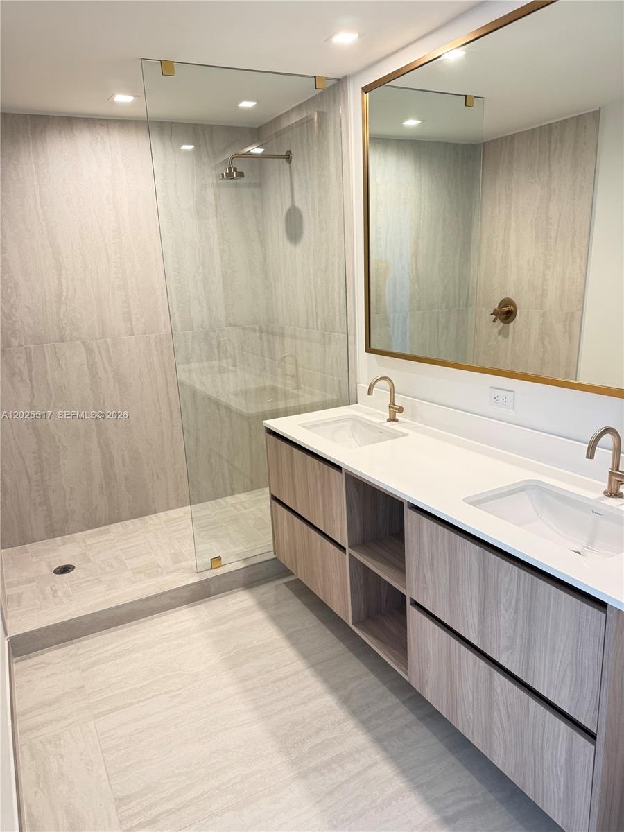 77 SE 5th #2307 Miami, FL 33131