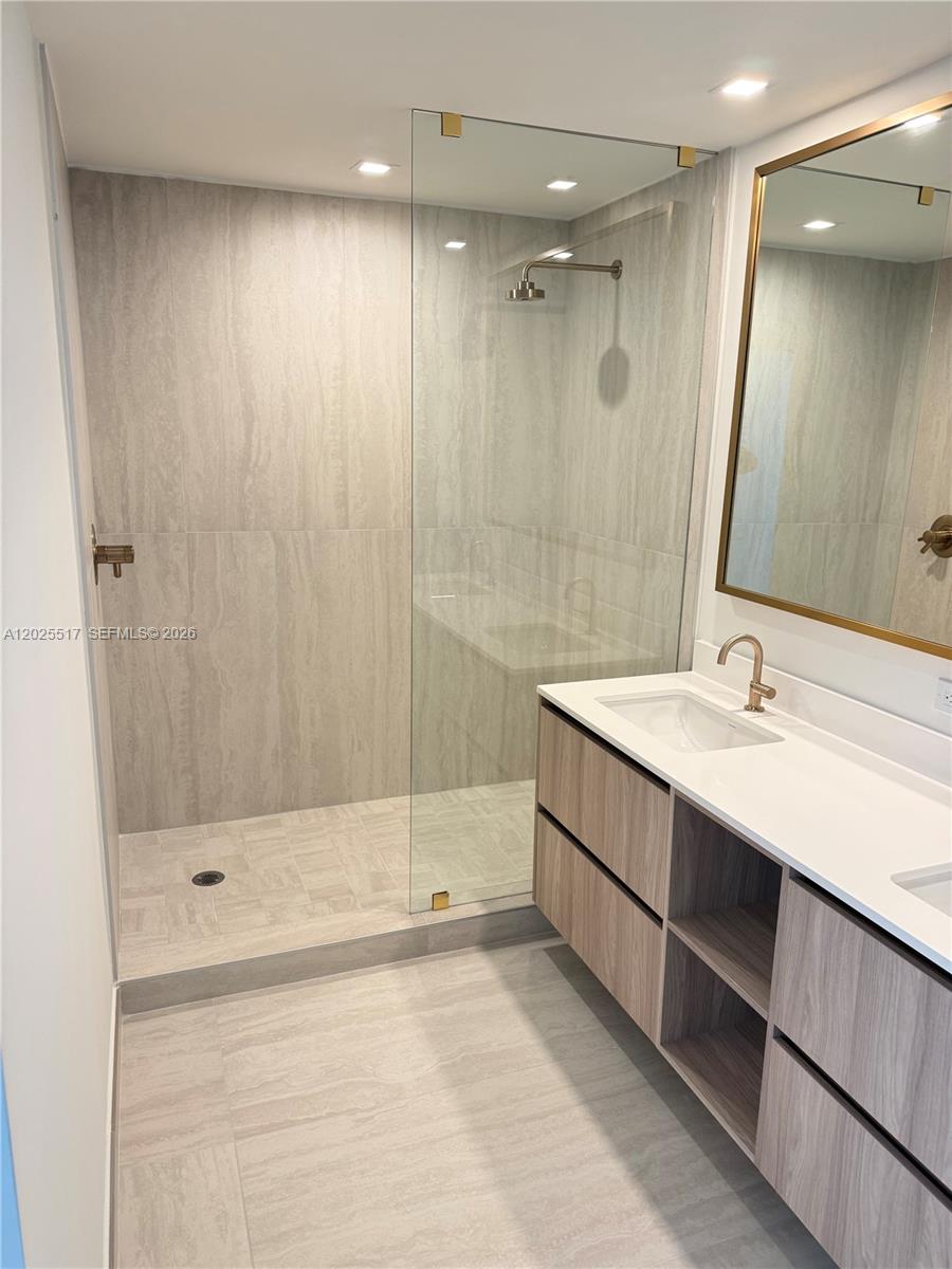 77 SE 5th #2307 Miami, FL 33131