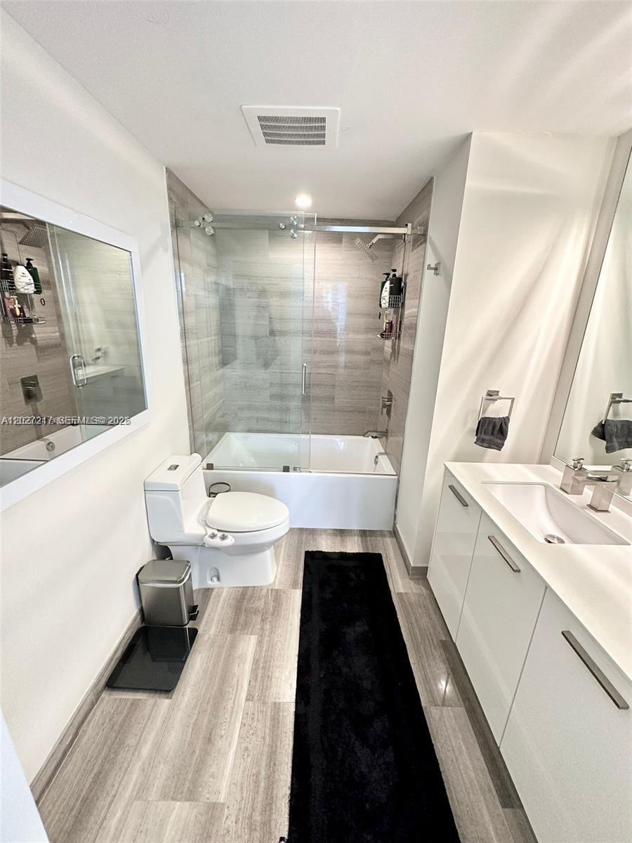 1300 Brickell Bay Dr #3101 Miami, FL 33131
