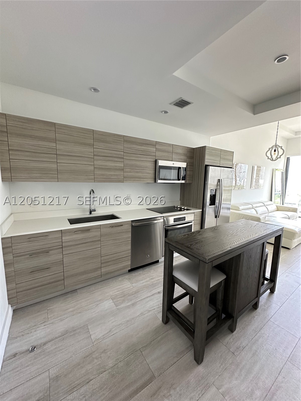 121 NE 34th St #L605