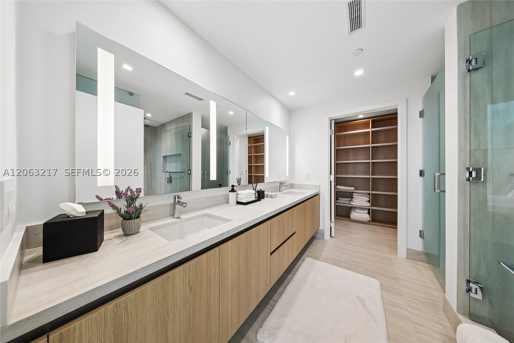 2411 Laguna Cir #2010 Miami, FL 33181