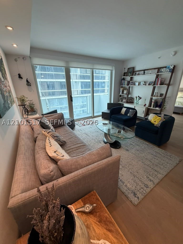 9499 Collins Ave #907