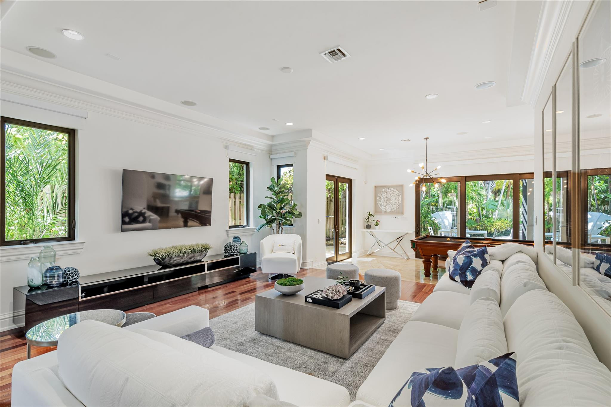 2415 Middle Riv Fort Lauderdale, FL 33305