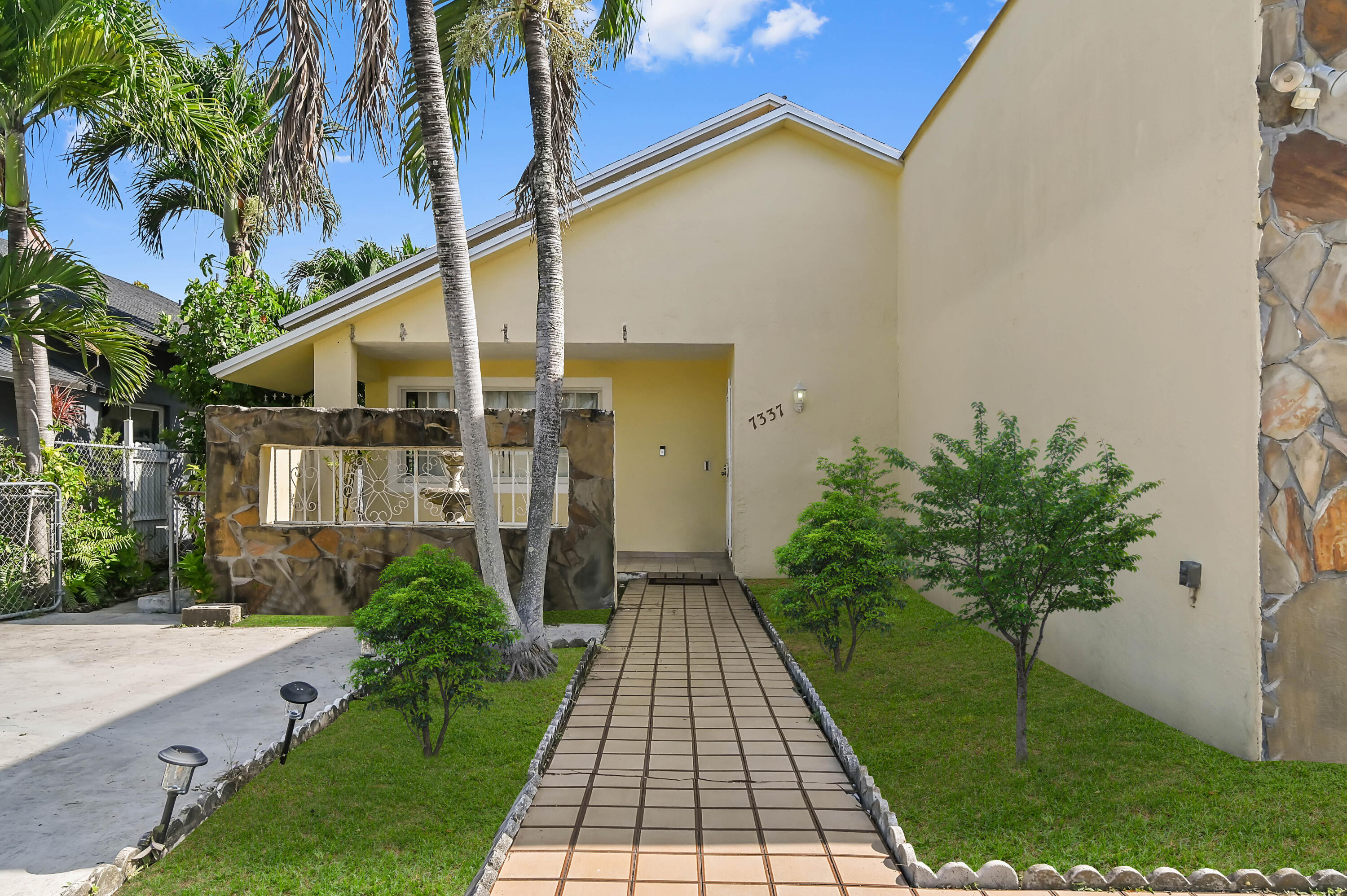 7337 SW 21st Miami, FL 33155