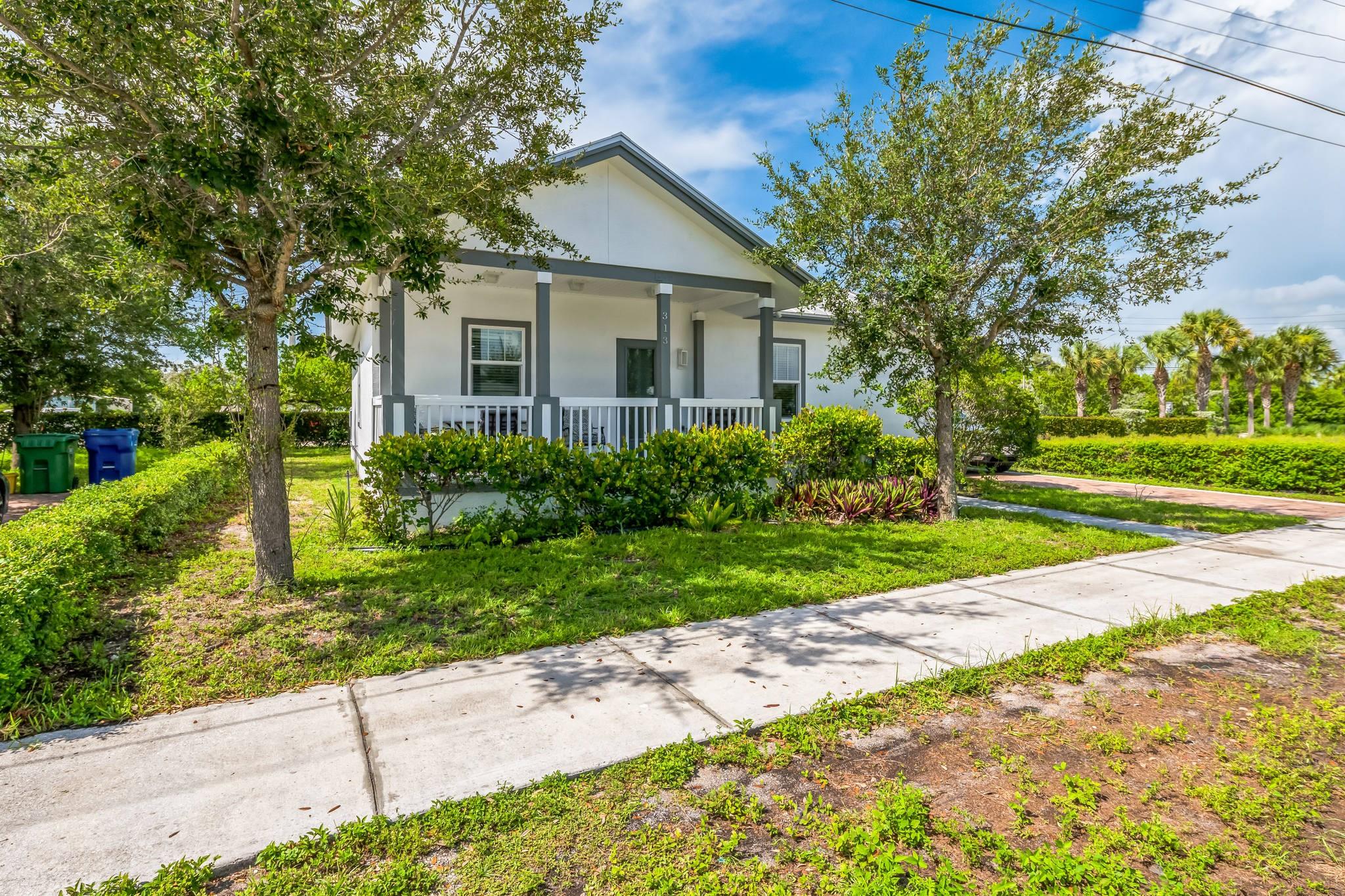 313 W 13th St