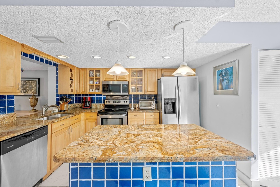 2212 NE 7th St Hallandale Beach, FL 33009