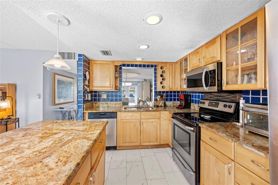 2212 NE 7th St Hallandale Beach, FL 33009