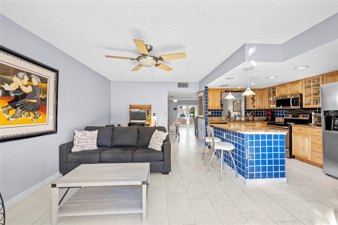 2212 NE 7th St Hallandale Beach, FL 33009