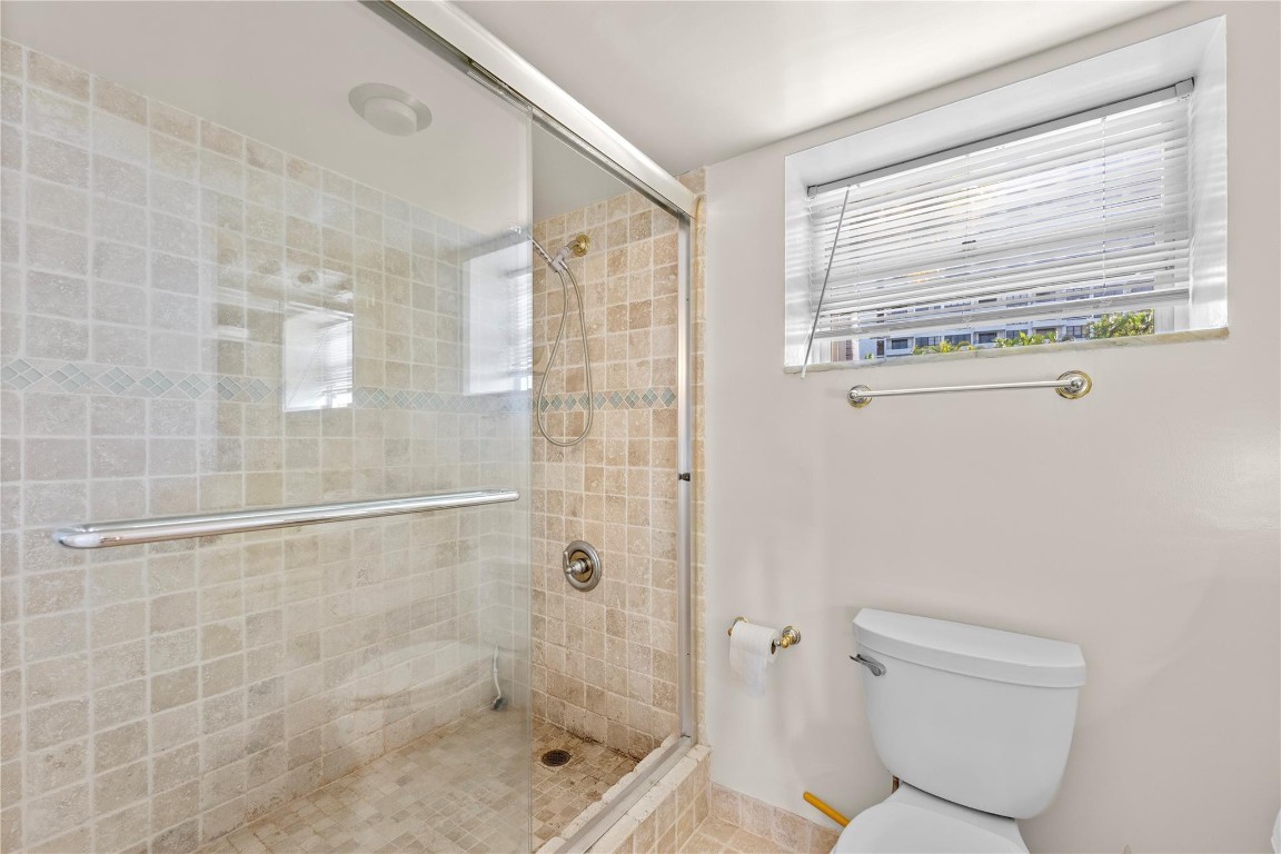 2212 NE 7th St Hallandale Beach, FL 33009