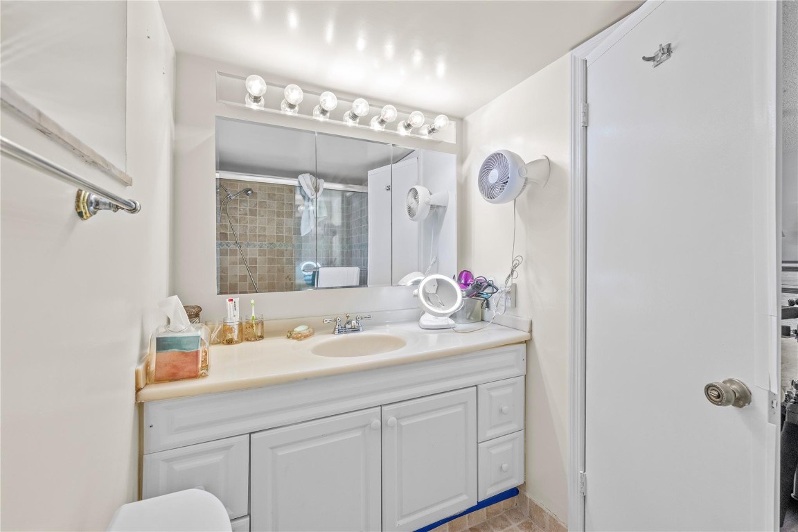 2212 NE 7th St Hallandale Beach, FL 33009