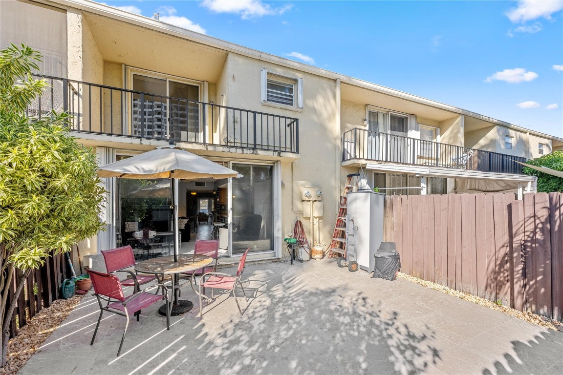 2212 NE 7th St Hallandale Beach, FL 33009