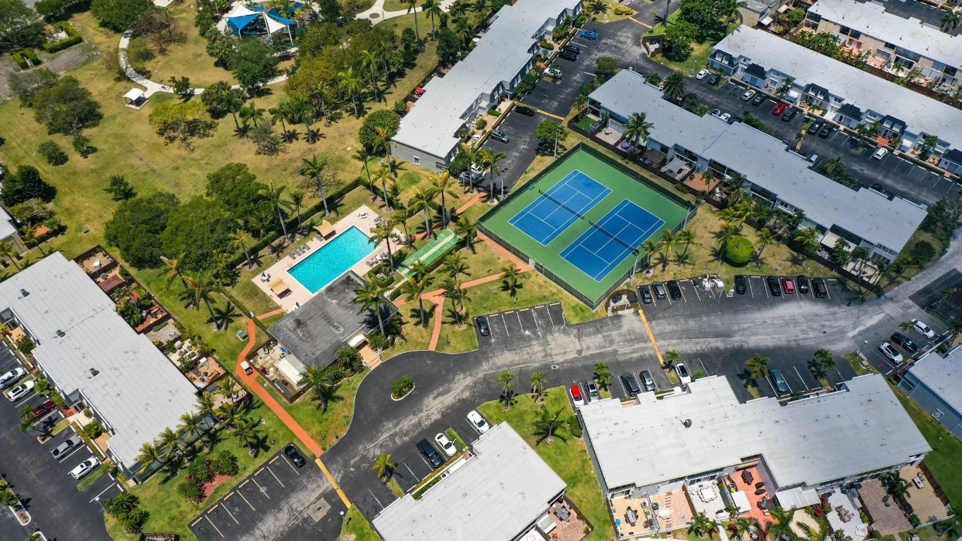 2212 NE 7th St Hallandale Beach, FL 33009