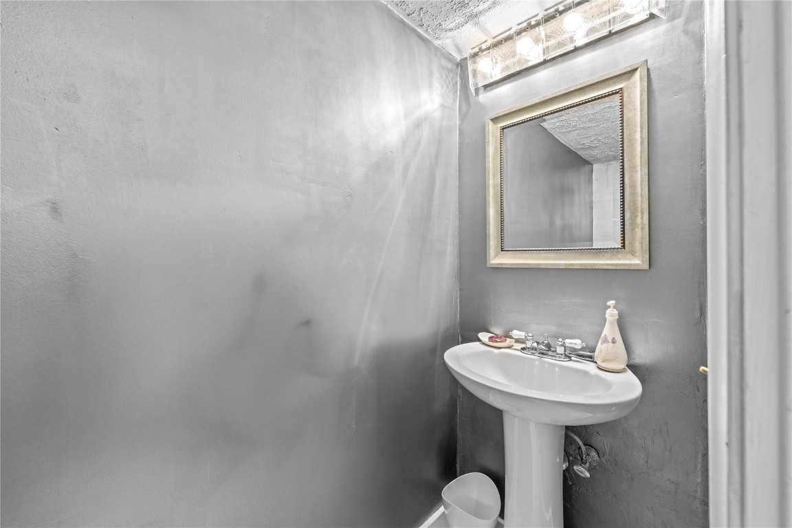 2212 NE 7th St Hallandale Beach, FL 33009