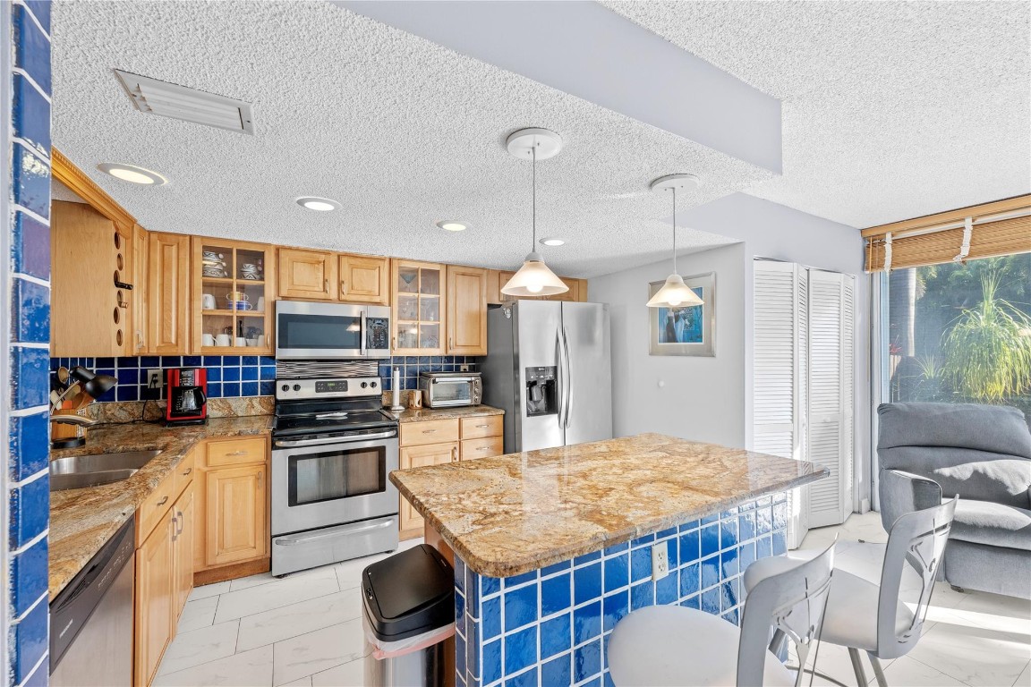 2212 NE 7th St Hallandale Beach, FL 33009